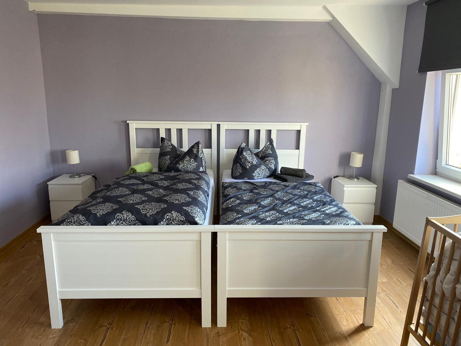 Schlafzimmer 2 mit 3 Einzelbetten und Babybett...