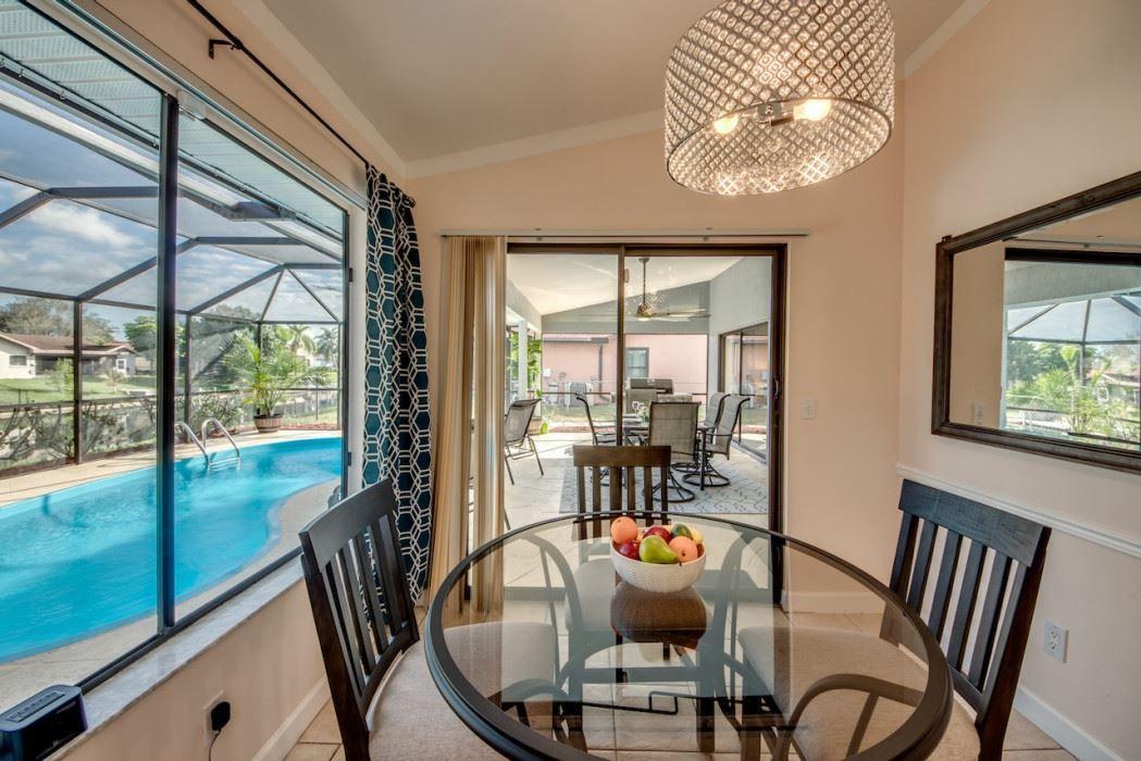 Esszimmer mit Blick auf Pool und Terrasse