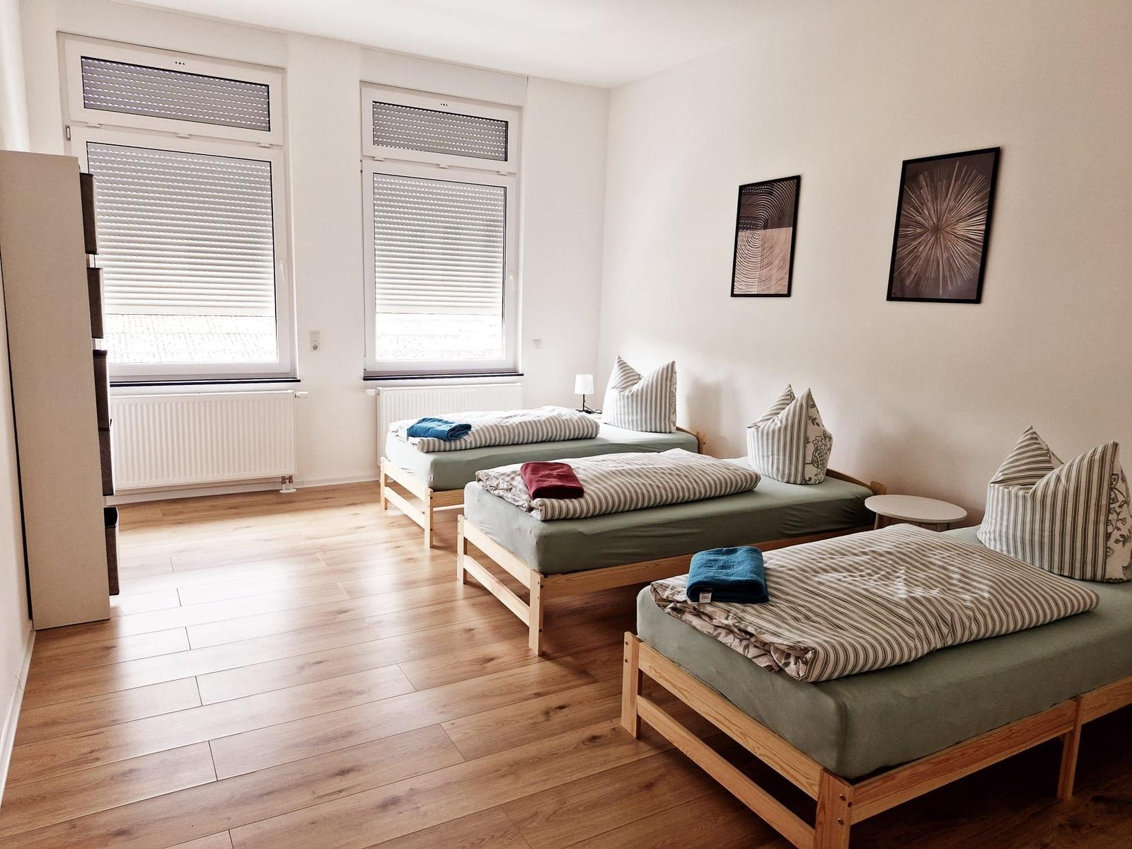 Schlafzimmer 1 mit 3 Einzelbetten und Couch...