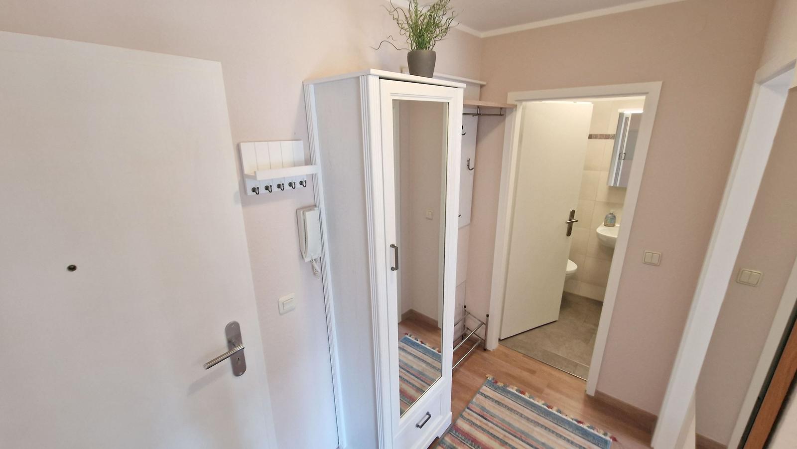 Flur mit Blick zum Bad...