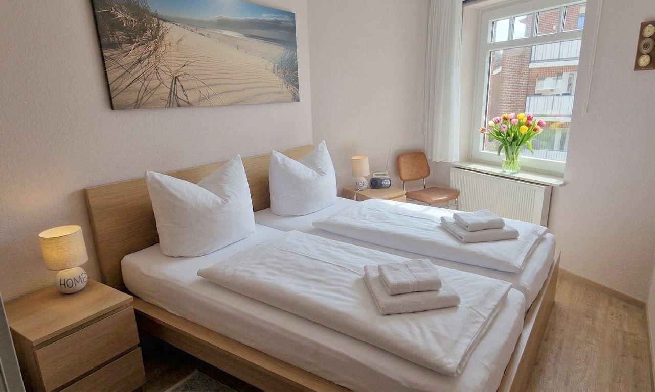 Schlafzimmer mit Doppelbett...