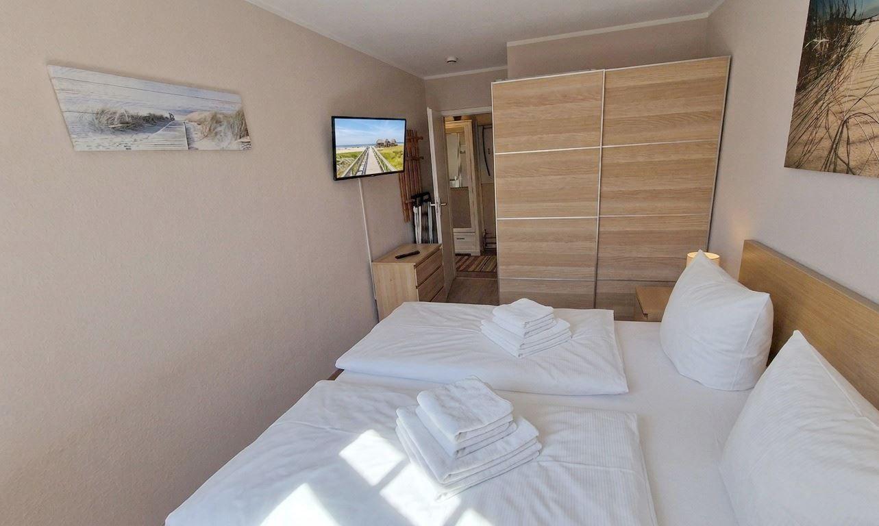 Schlafzimmer mit Smart-TV...