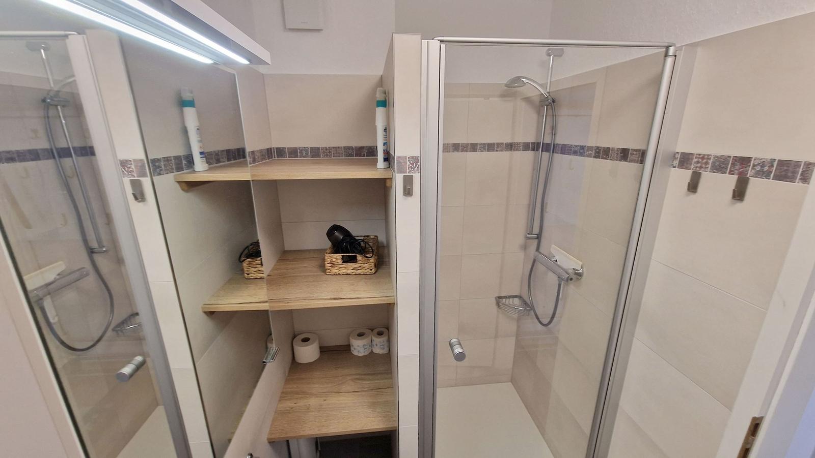 Badezimmer mit viel Stauraum...