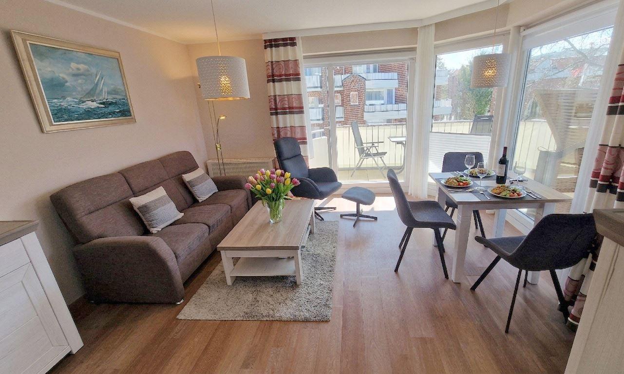 Wohnzimmer mit Blick zum Balkon...