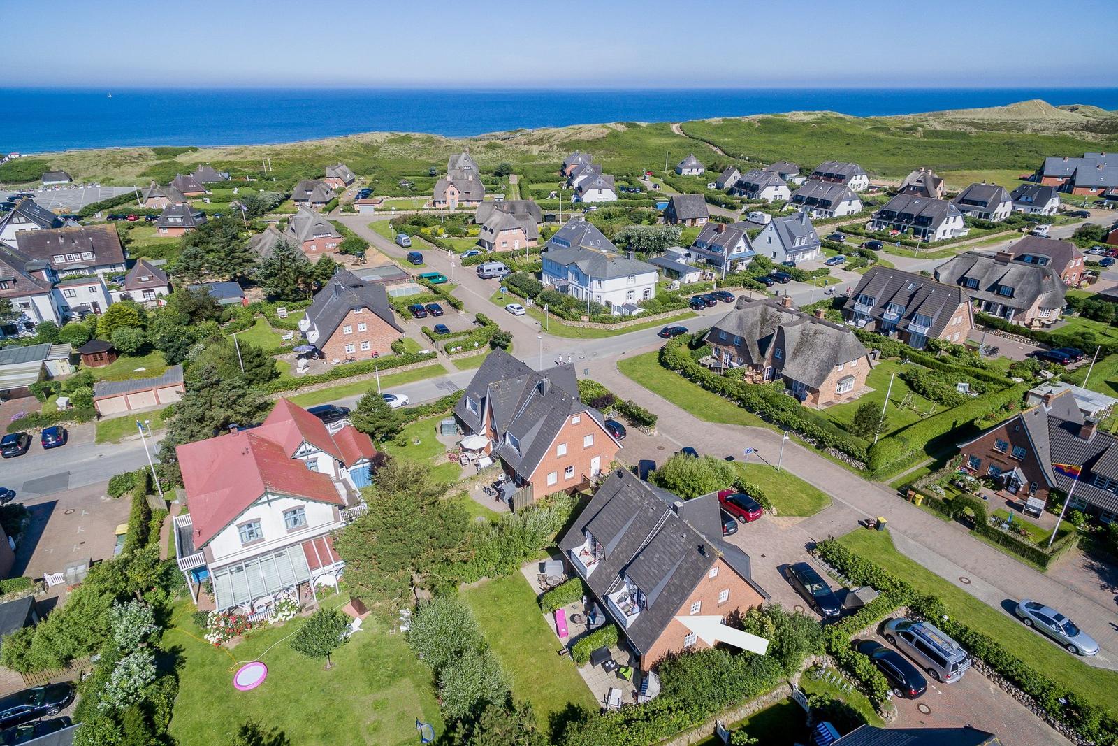 House with garden and sea view in a quiet residential area