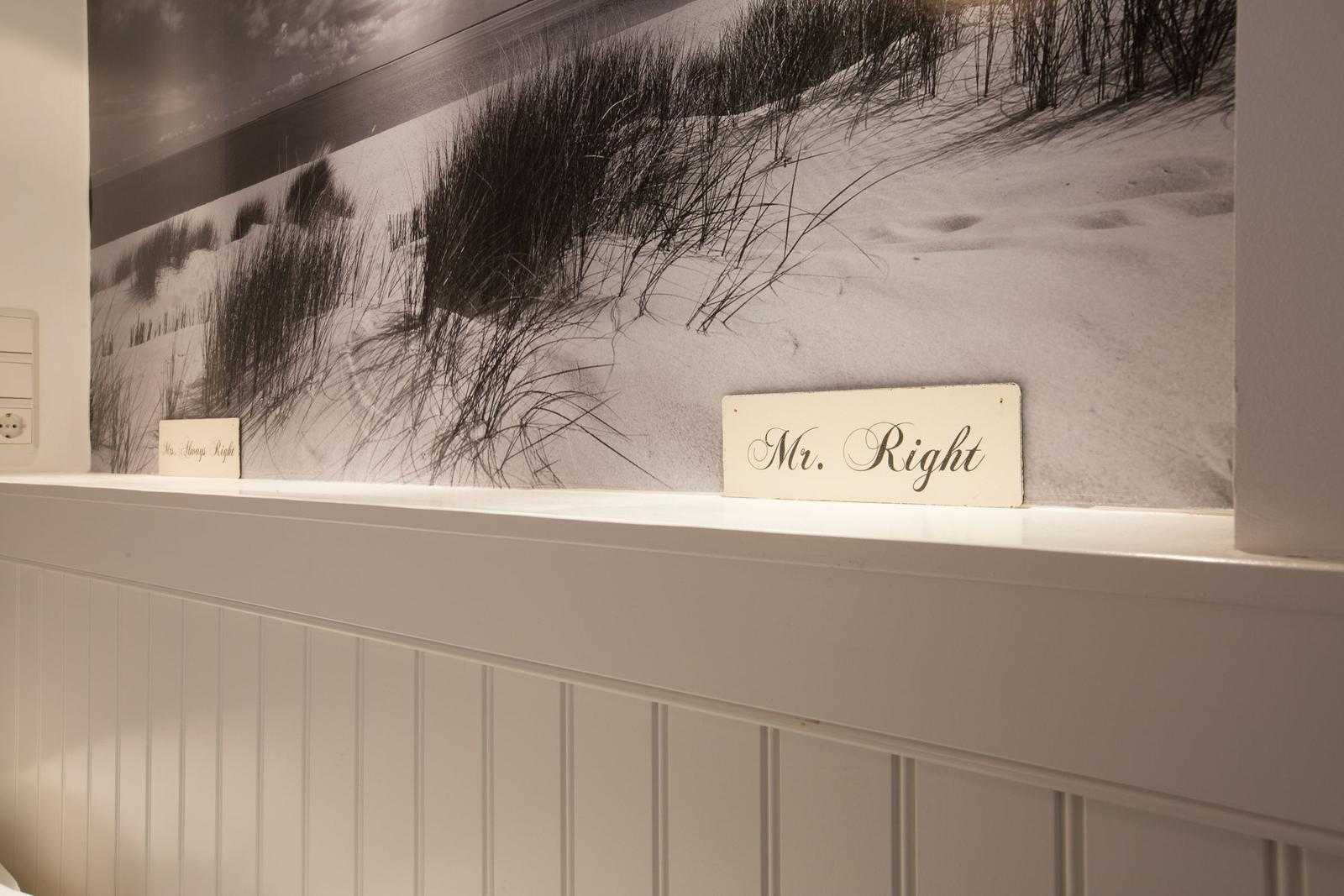 Wandbild mit Strandlandschaft und Schildern Mr. Right und Mrs. Right.