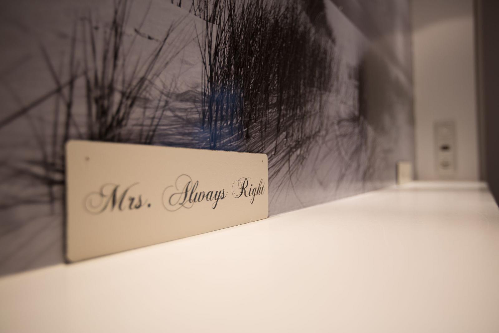 Schild mit der Aufschrift Mrs. Always Right auf einer weißen Oberfläche.
