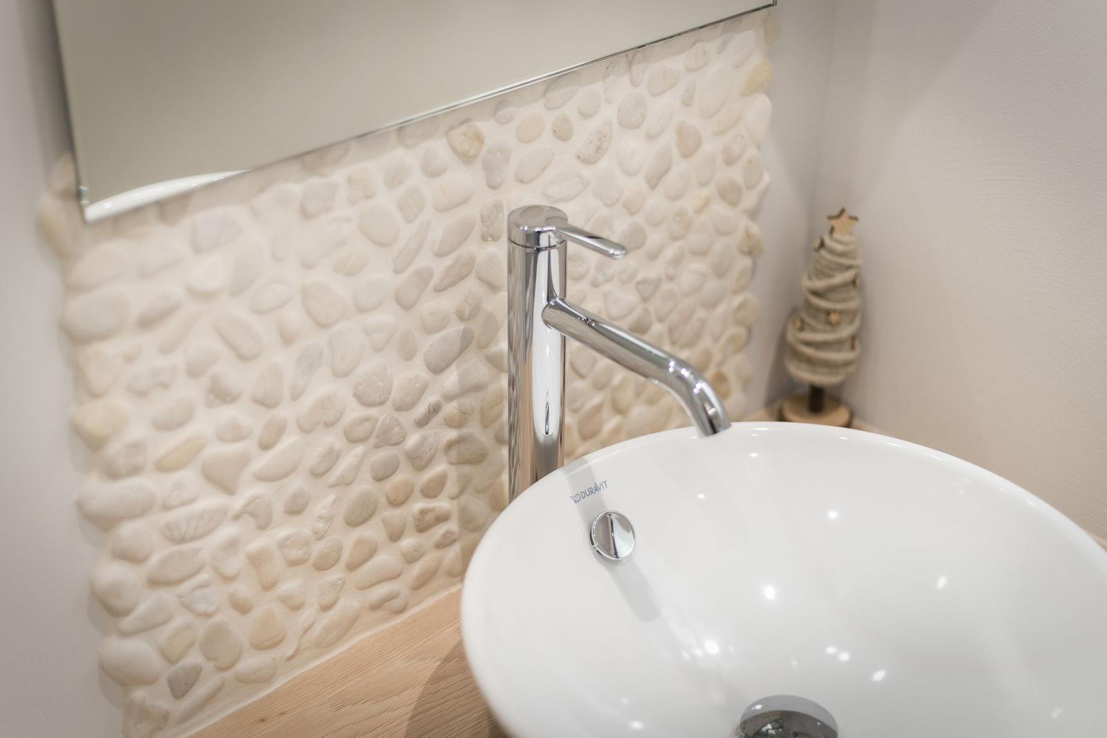 Waschbecken mit Steinschale und Spiegel