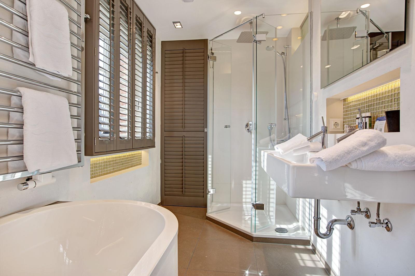 Bad mit Dusche, Badewanne und Waschbecken