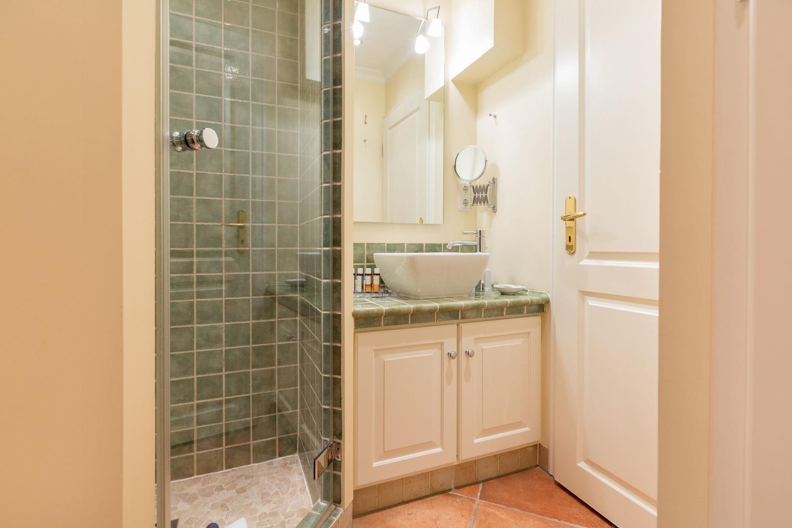 Bathroom with shower, sink and mirror