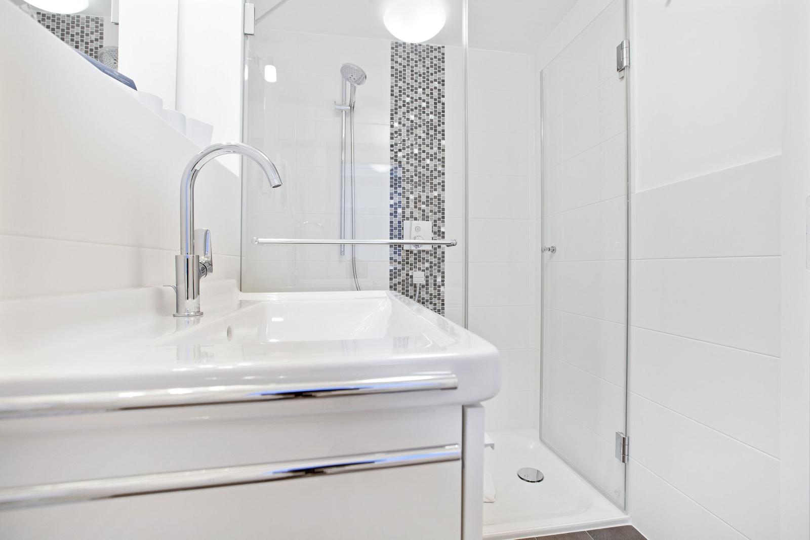 Badezimmer mit Dusche und Waschbecken