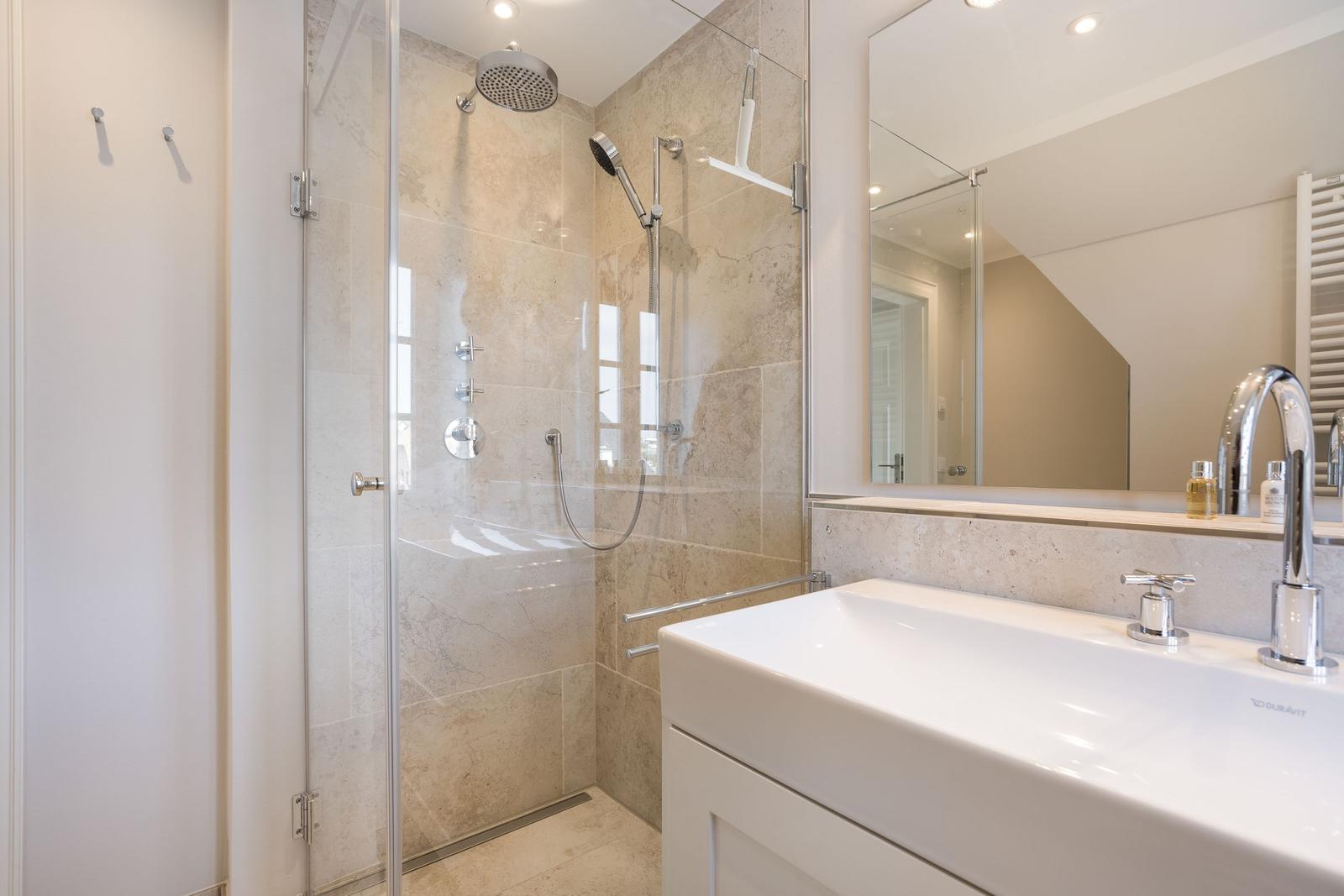 Dusche mit Glaswand, Waschbecken und Spiegel