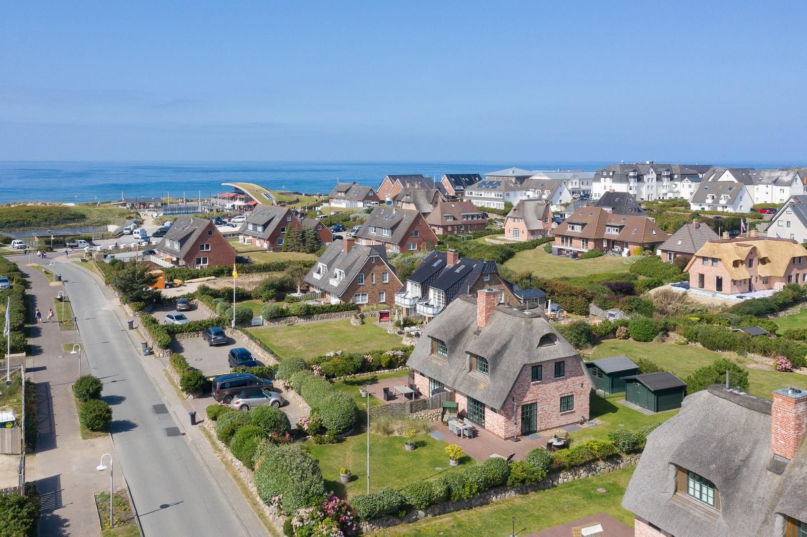 Dorfhaus mit Dach und Garten, Blick auf Meer und Straße