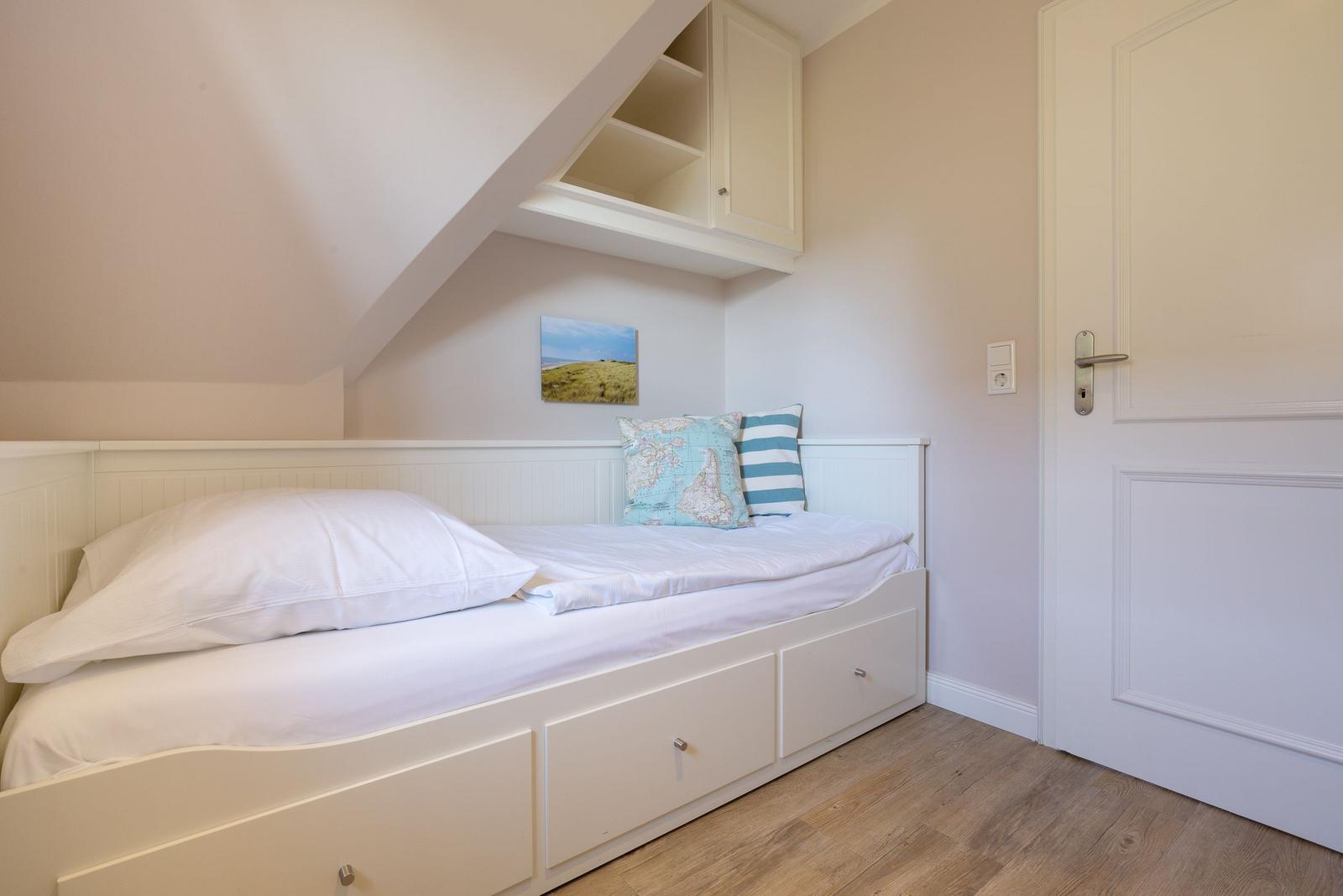 Schlafzimmer mit Doppelbett, Schränken und Holzboden.