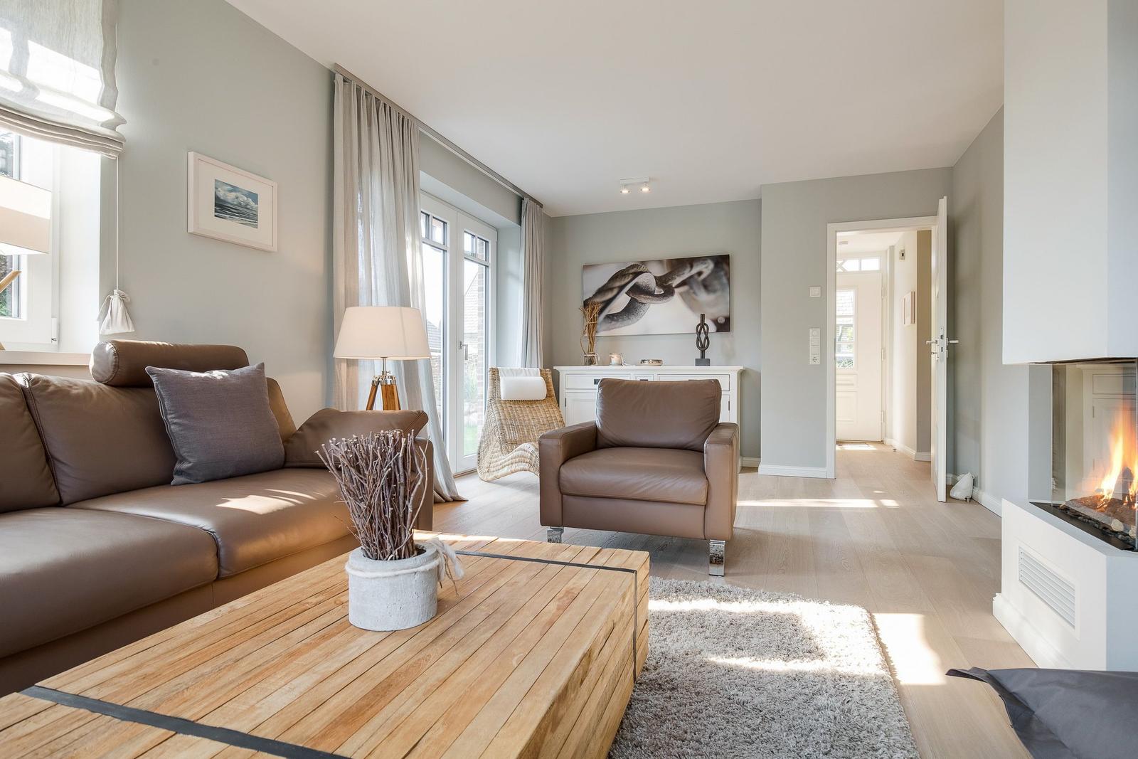 Wohnzimmer mit Ledersofa, Kamin und Holztisch