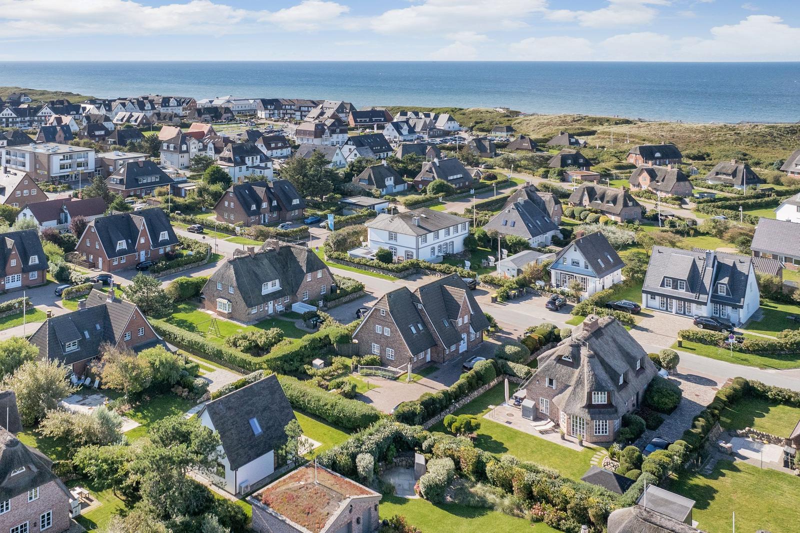 Dorf mit Häusern und Blick auf das Meer