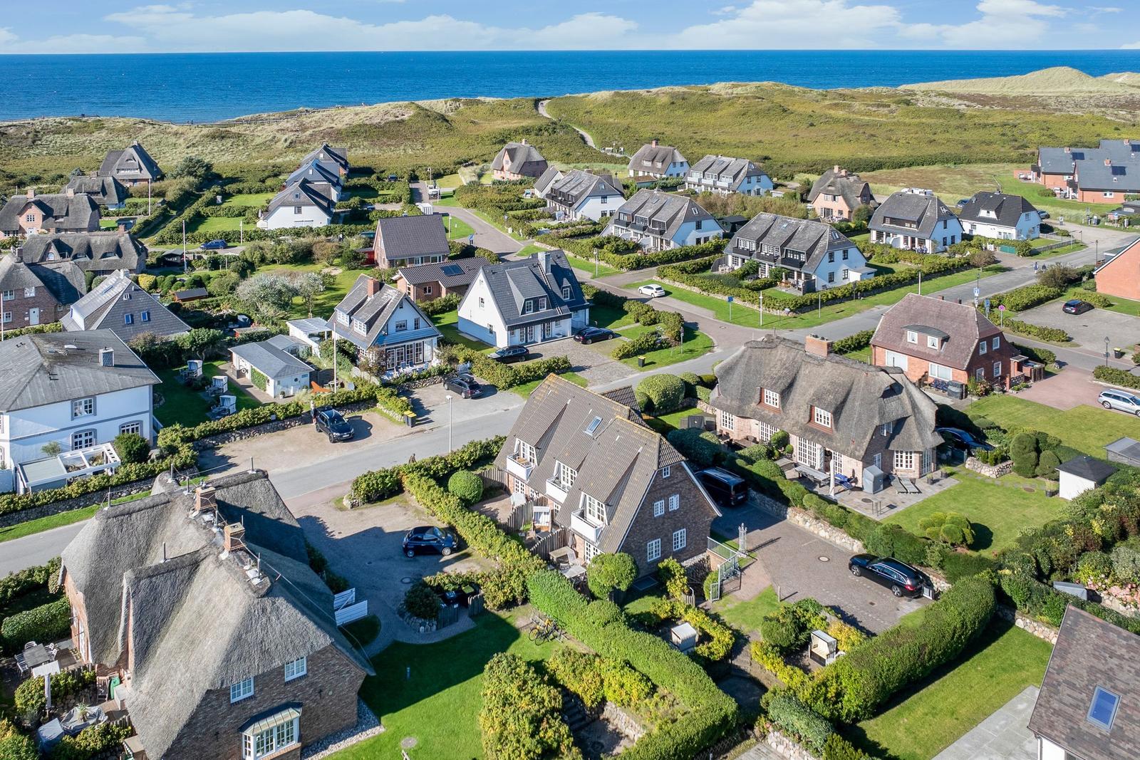 Dorf mit traditionellen Häusern am Meer