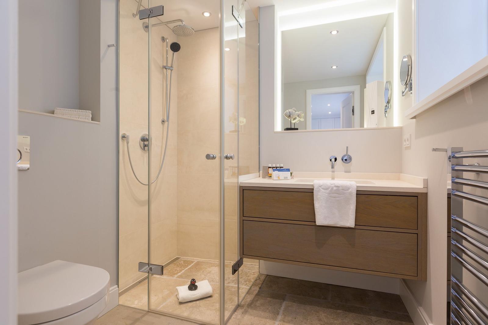 Badezimmer mit Dusche, Waschbecken und Toilette