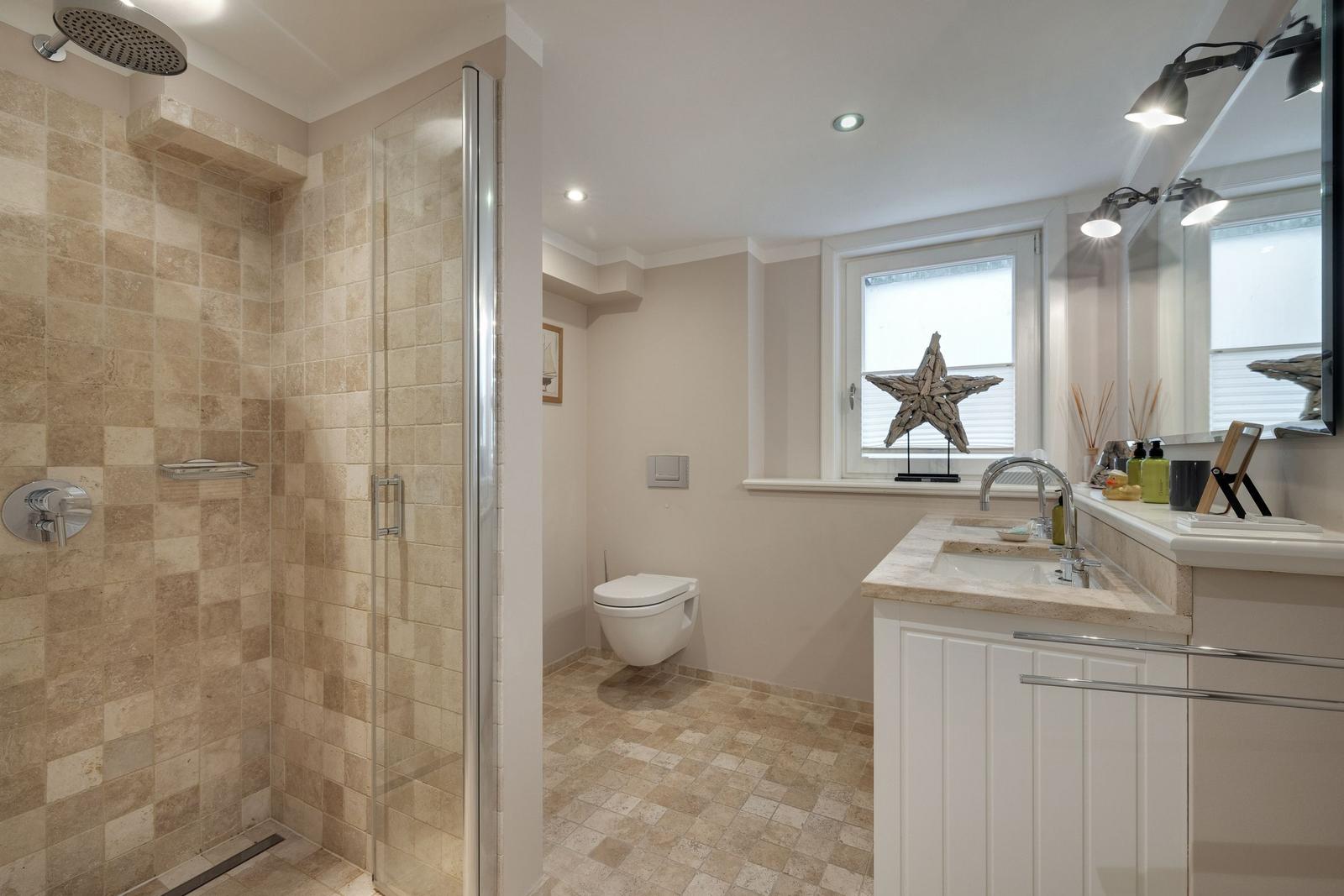 Bad mit Dusche, Toilette und Waschbecken mit Spiegel