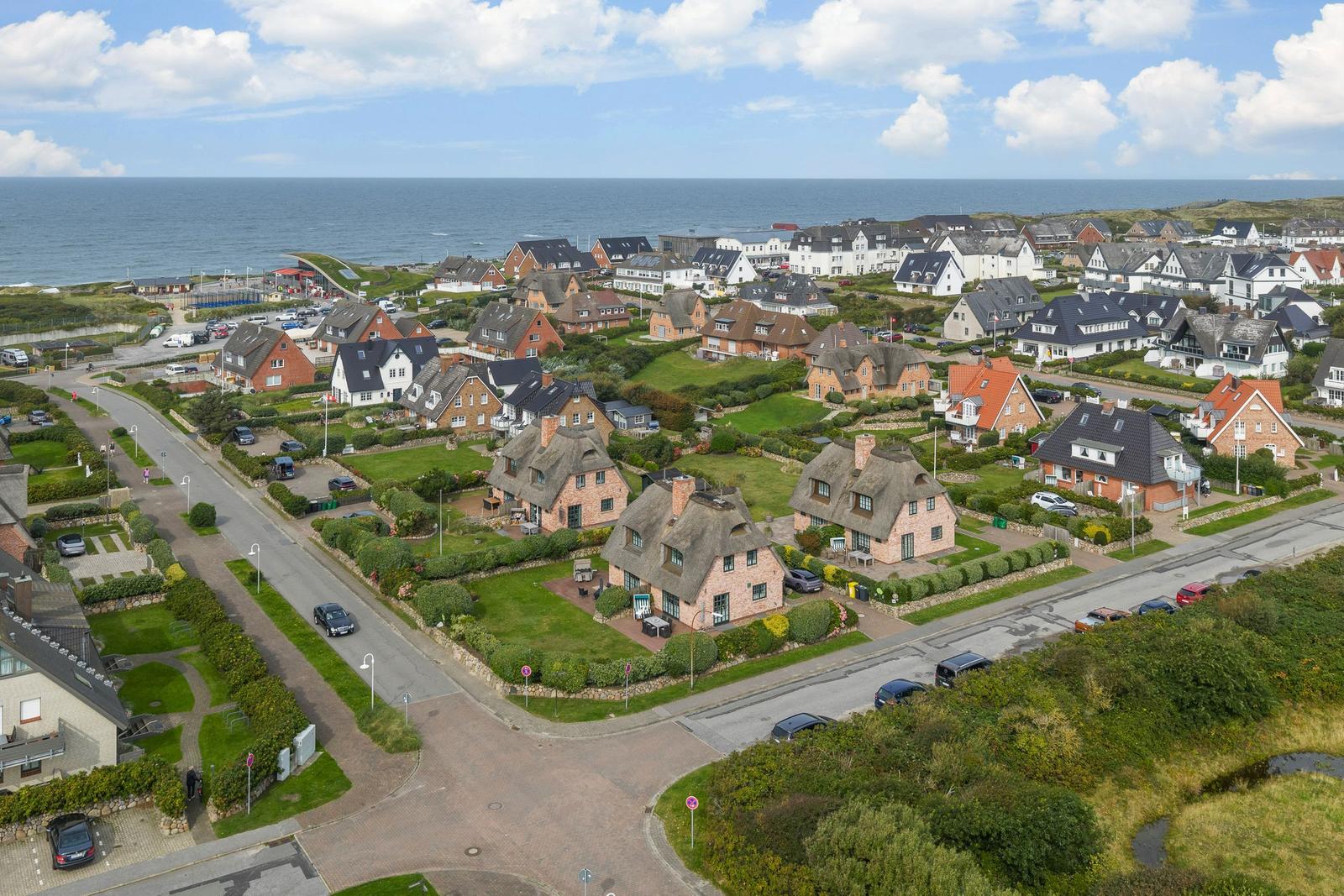 Dorf mit Häusern und Meer im Hintergrund