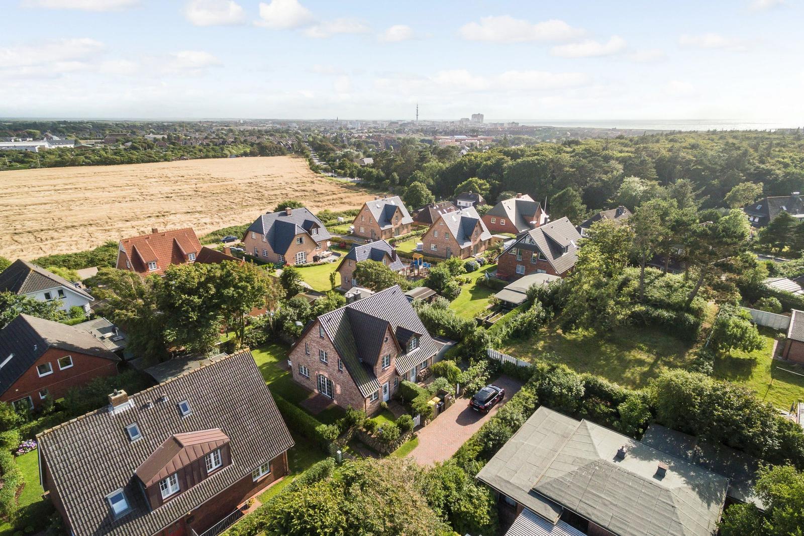 Haus mit Garten und Blick auf Feld und Stadt