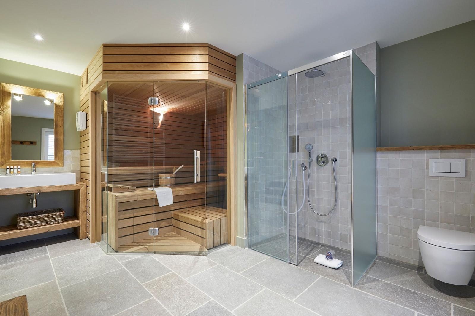 Bad mit Sauna, Dusche und Waschbecken