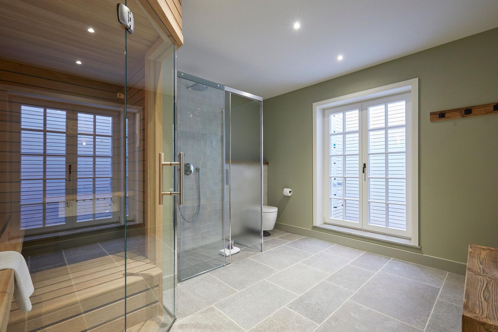 Bad mit Dusche, Toilette und Fenster mit Jalousie.