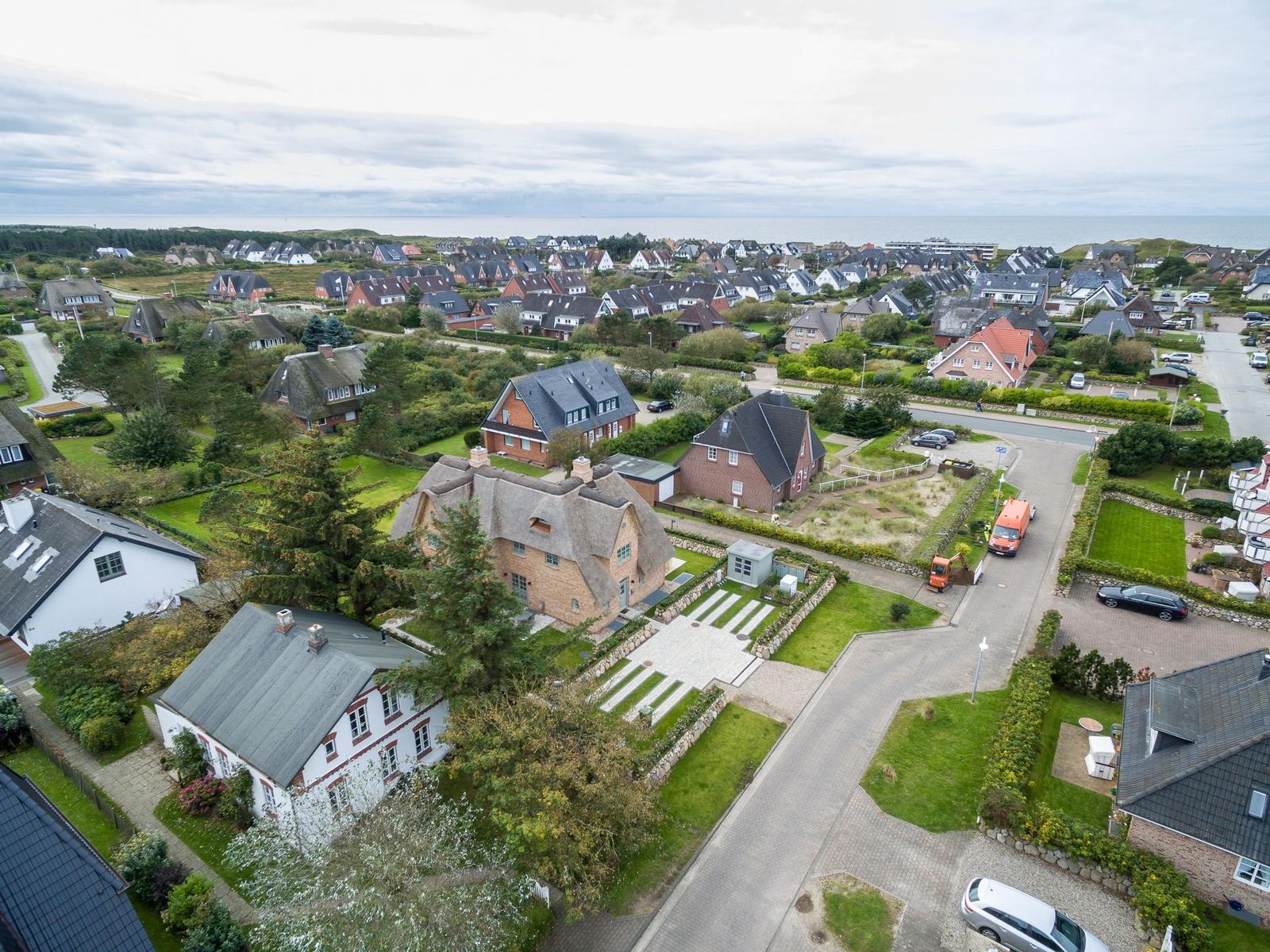 Haus mit Dach und Garten in einer ruhigen Wohngegend mit Blick aufs Meer.