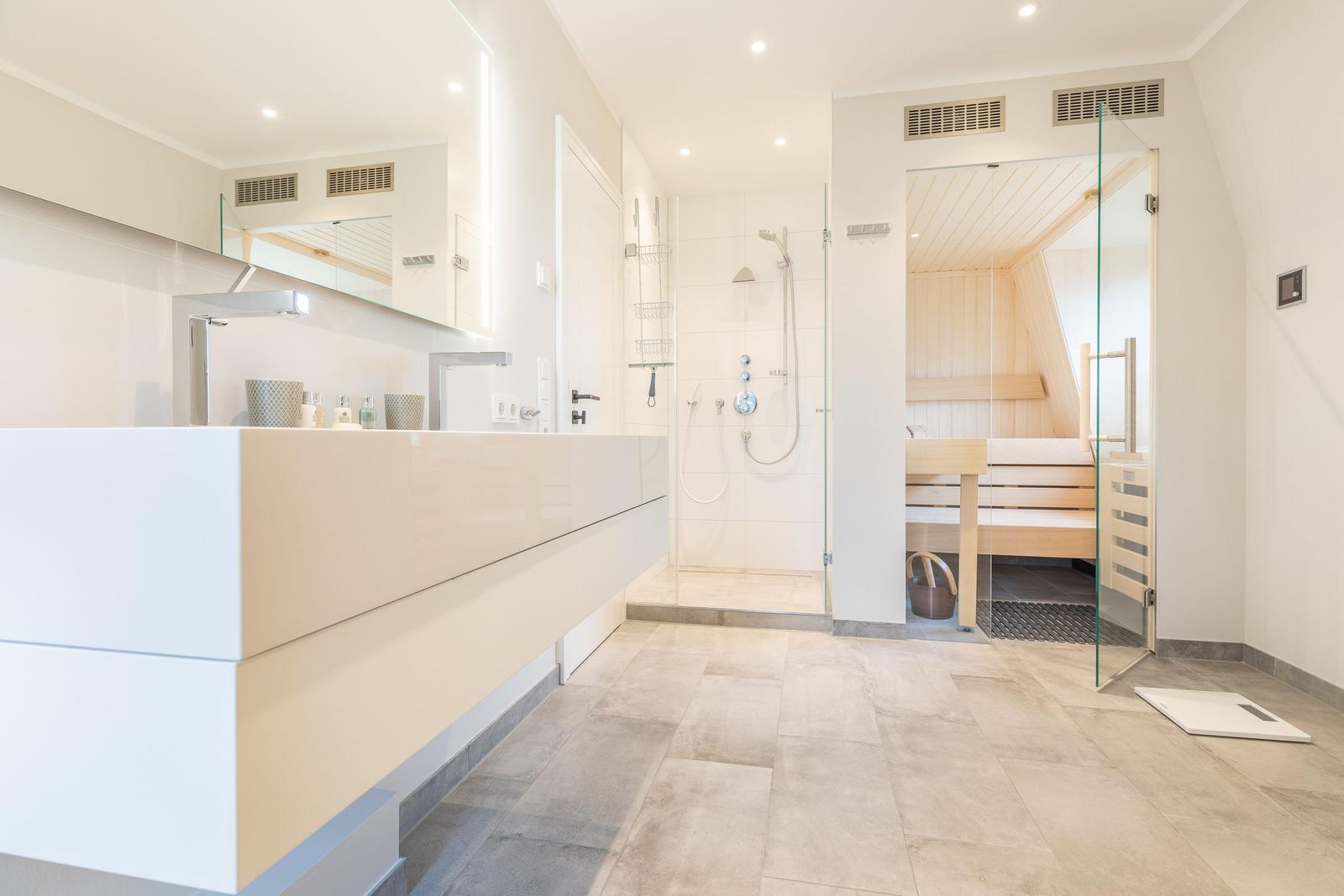 Bad mit Dusche, Waschtisch und Sauna