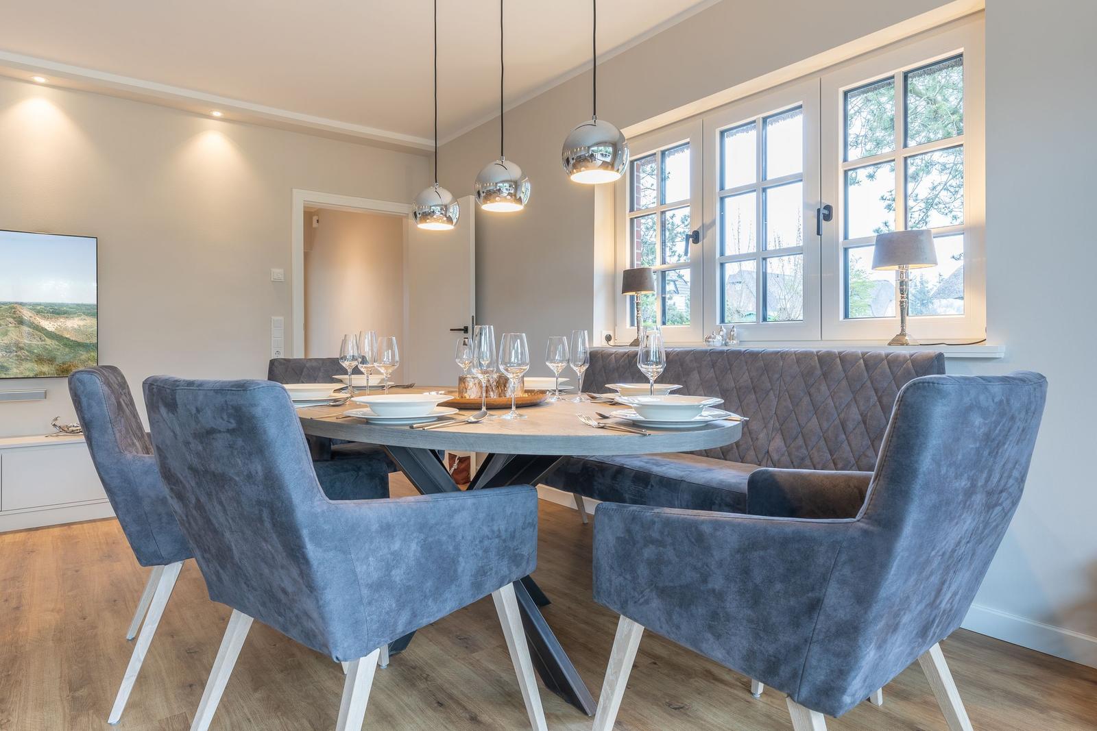 Esstisch mit sechs Stühlen und Fenster im Esszimmer.
