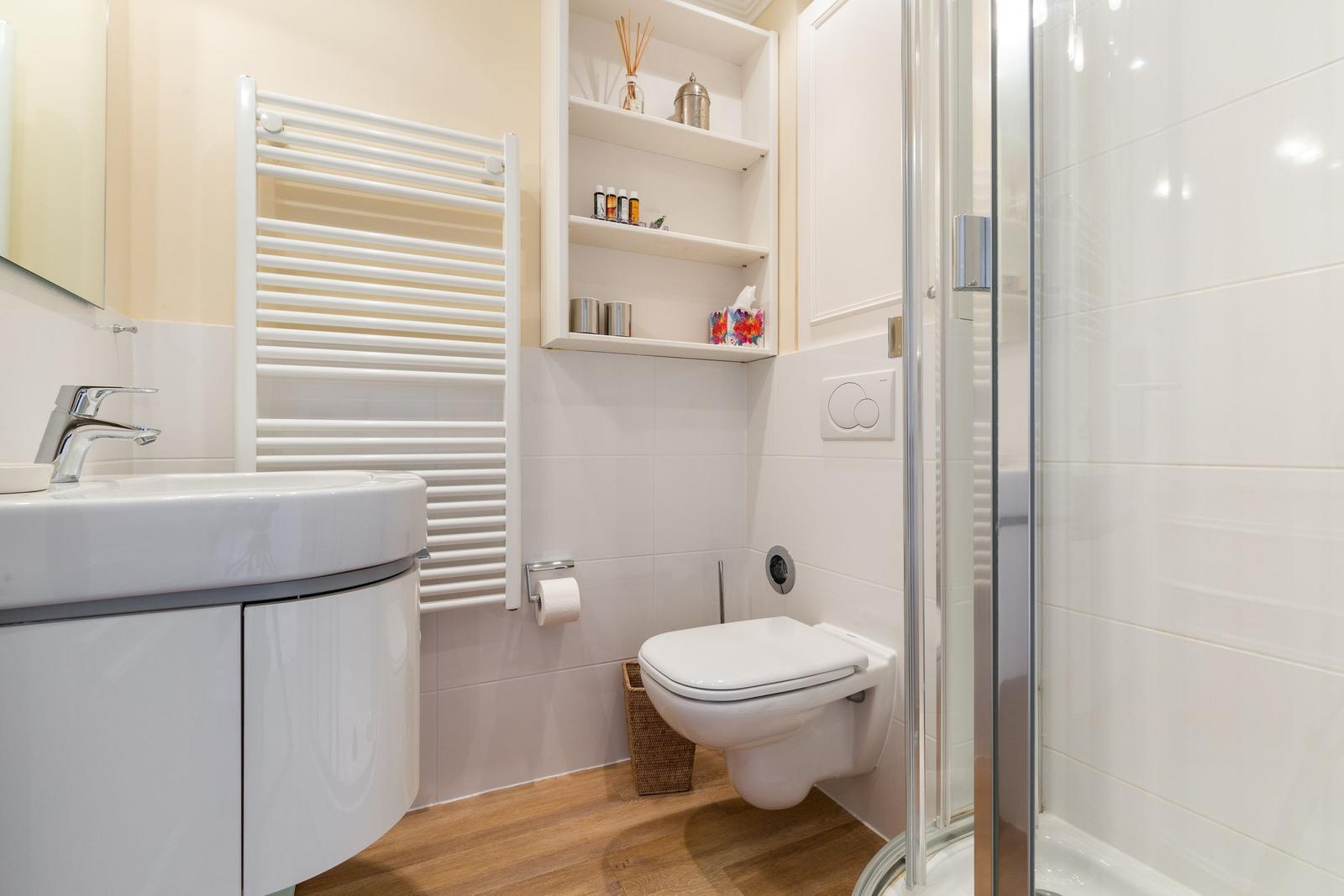 Badezimmer mit Dusche, WC und Waschbecken