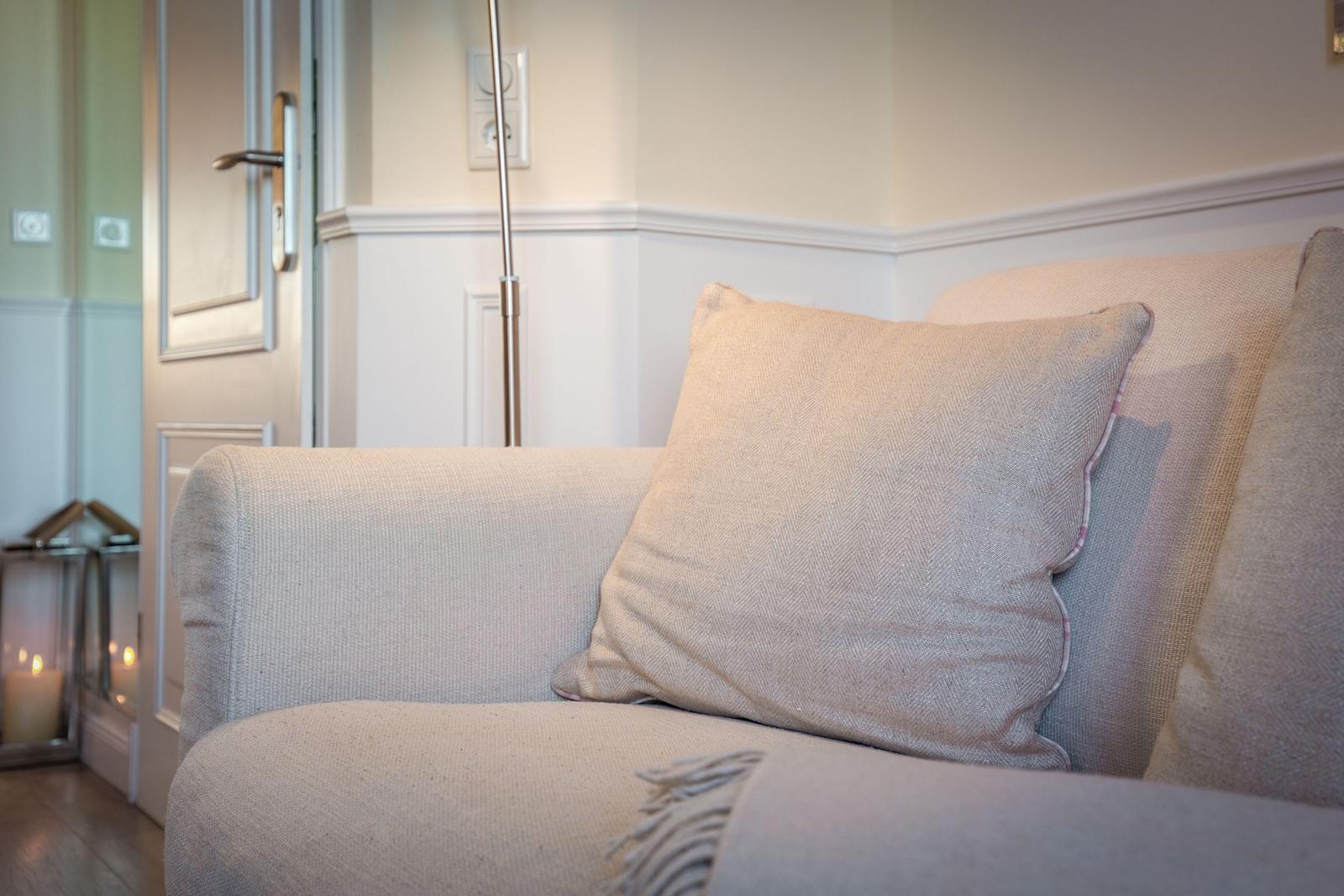 Sofa mit Kissen und Beleuchtung im Wohnbereich