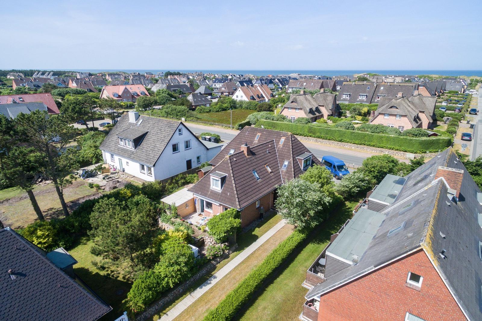 House with garden and view of the coast