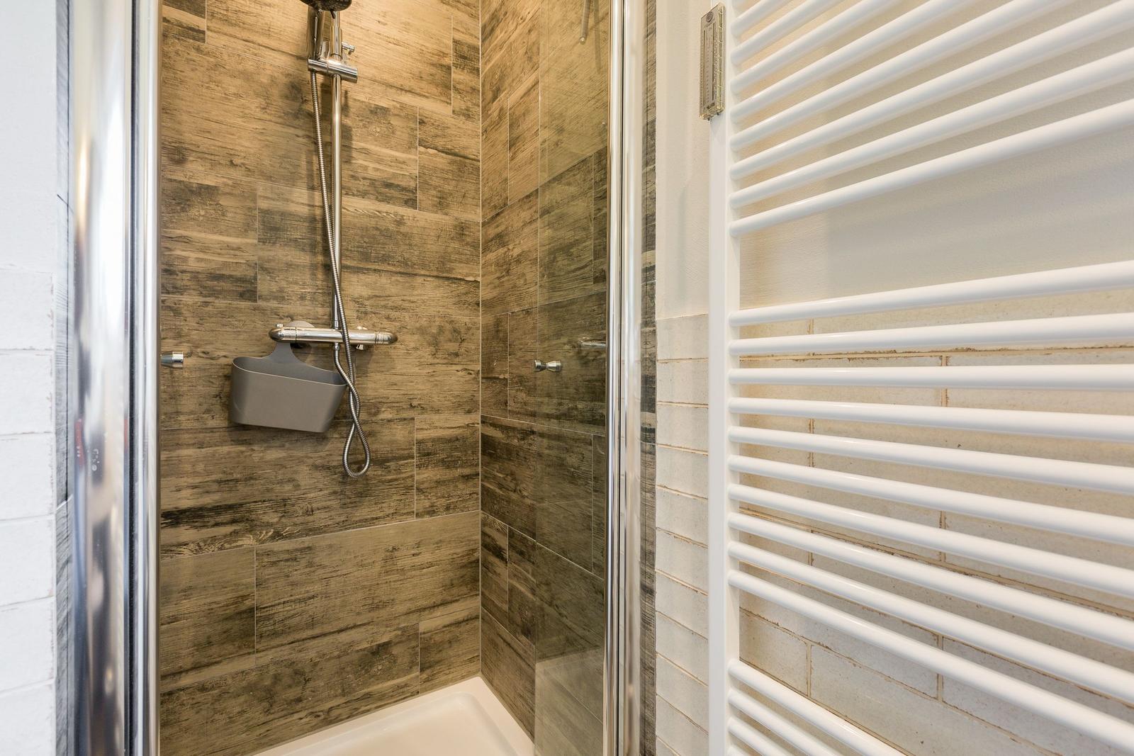 Shower with wood-effect tiles and heater