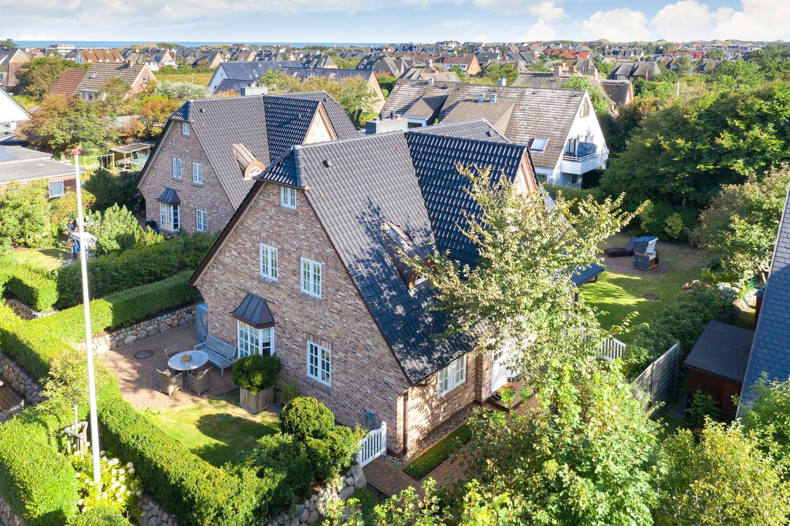 Haus mit Garten und Terrasse. Blick auf das Meer und die Umgebung.