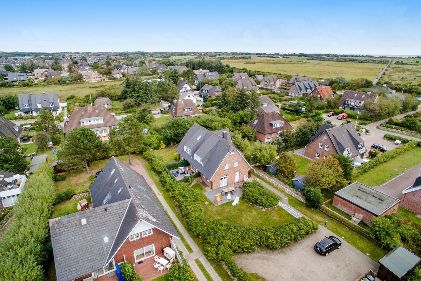 Haus mit Garten und Terrasse in ruhiger Wohngegend mit Blick auf Felder.