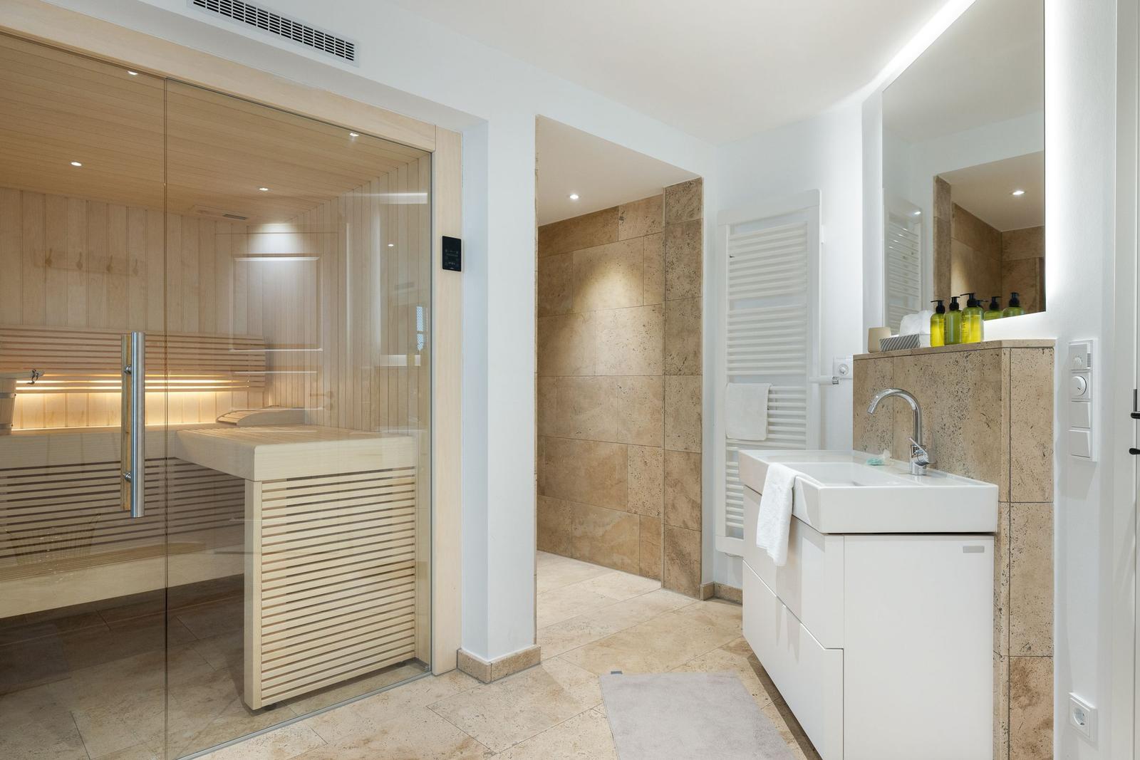 Shower, sink and sauna in the bathroom