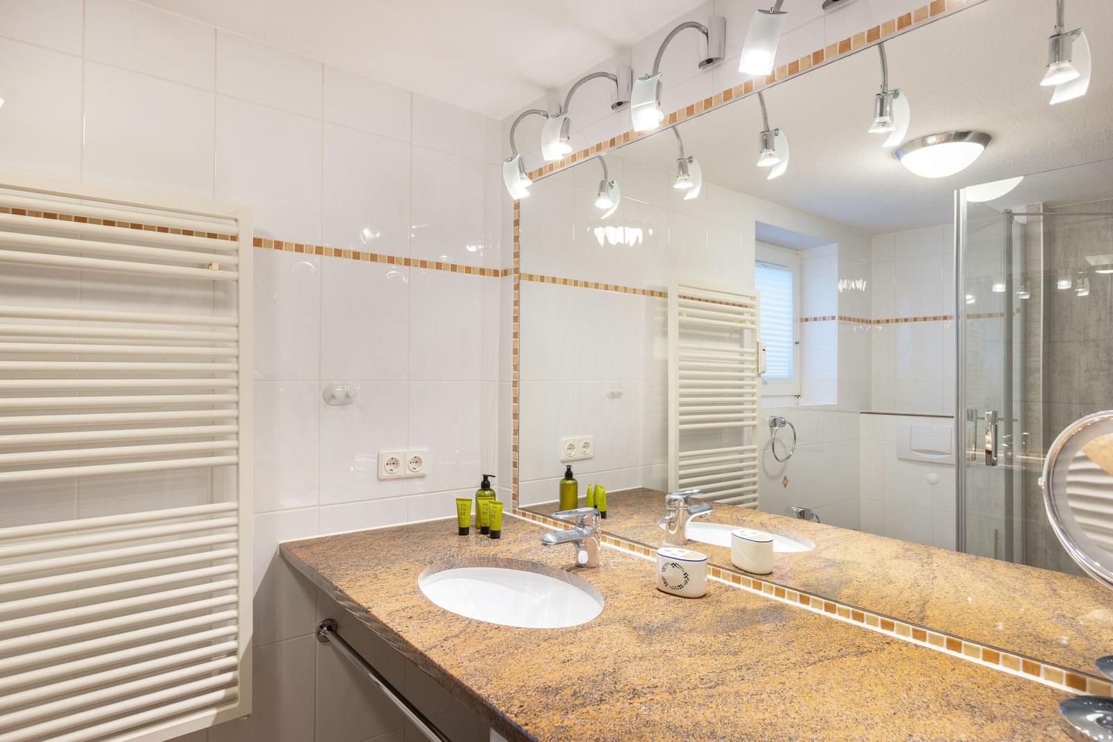Bad mit Waschtisch, Spiegel und Dusche