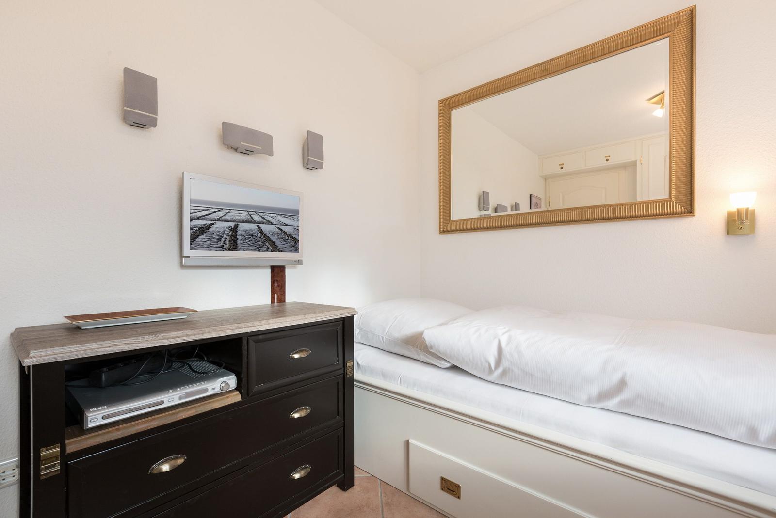 Schlafzimmer mit Bett, Spiegeln und Fernseher