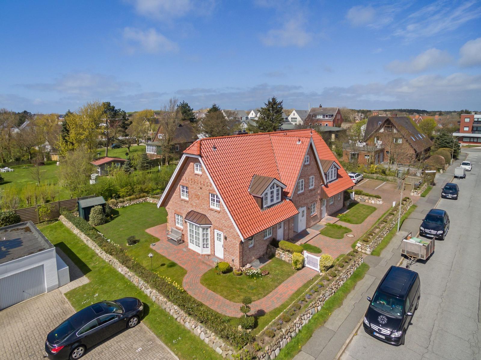 Rotes Dach, Backsteinhaus mit Garten und Parkplatz