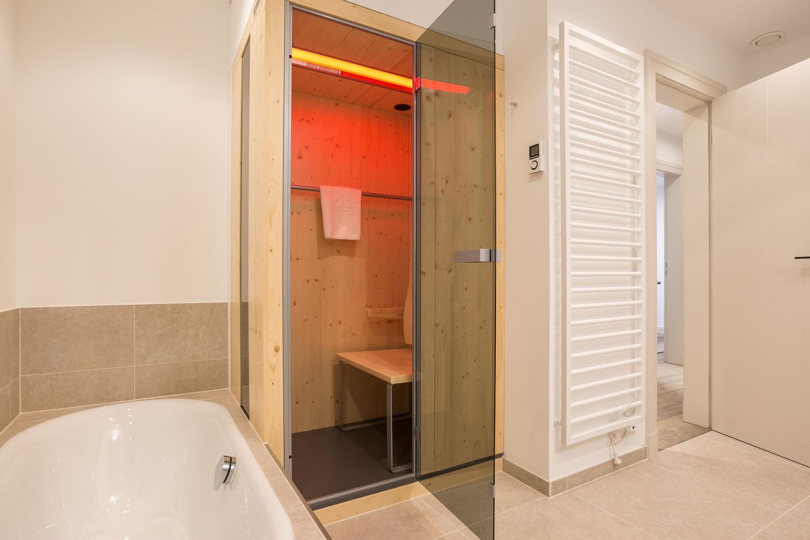 Dusche mit Sauna, Badewanne und Heizung