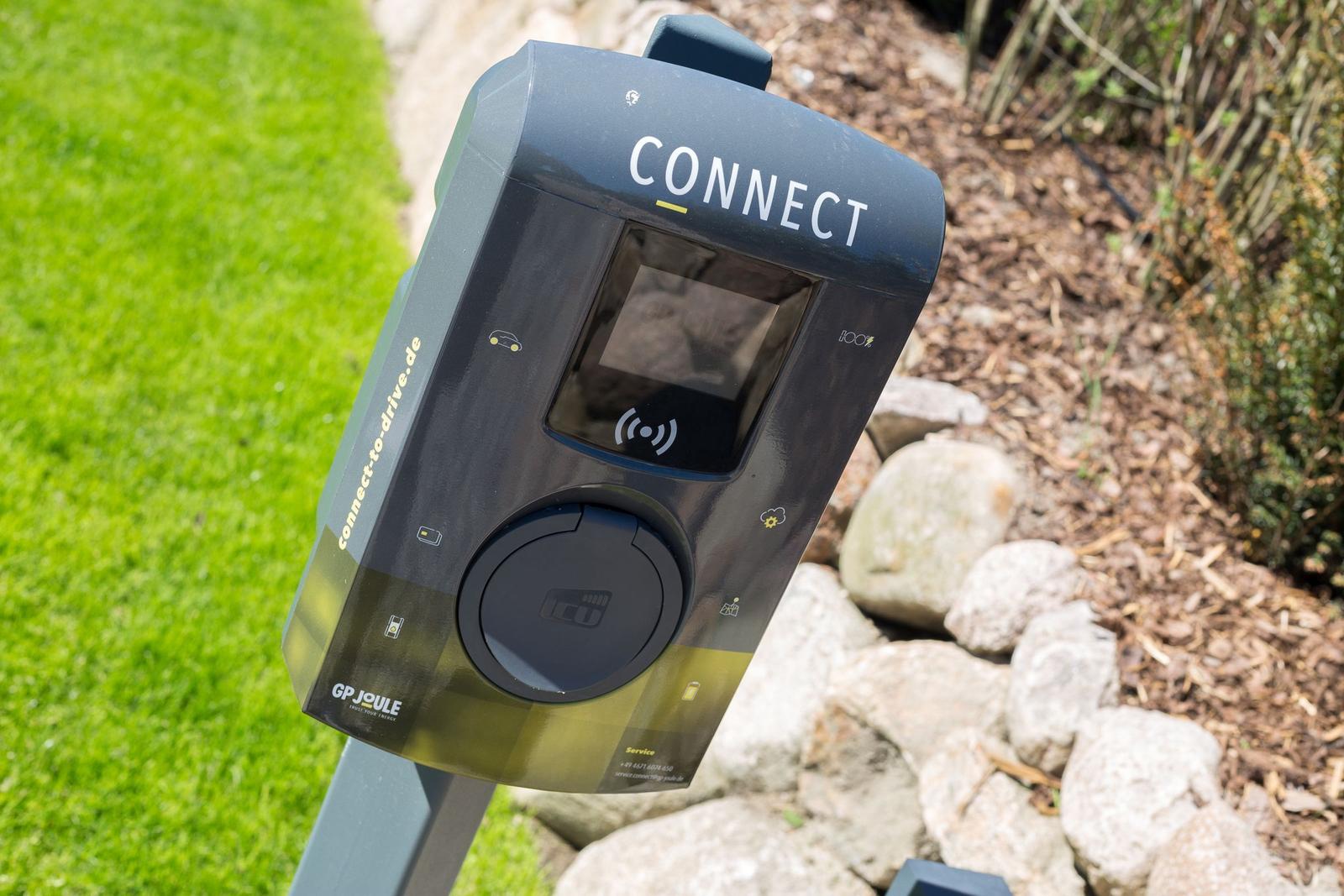 Elektrischer Ladeplatz für Autos im Gartenbereich.