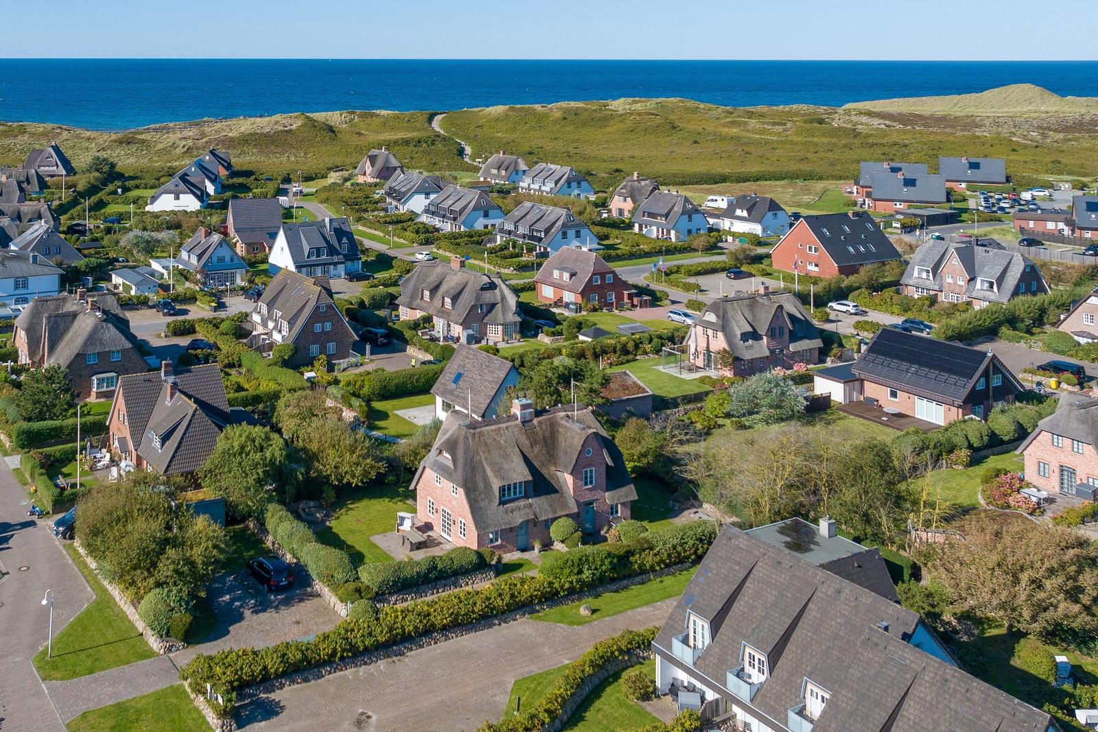 Dorf mit Häusern und Blick auf das Meer