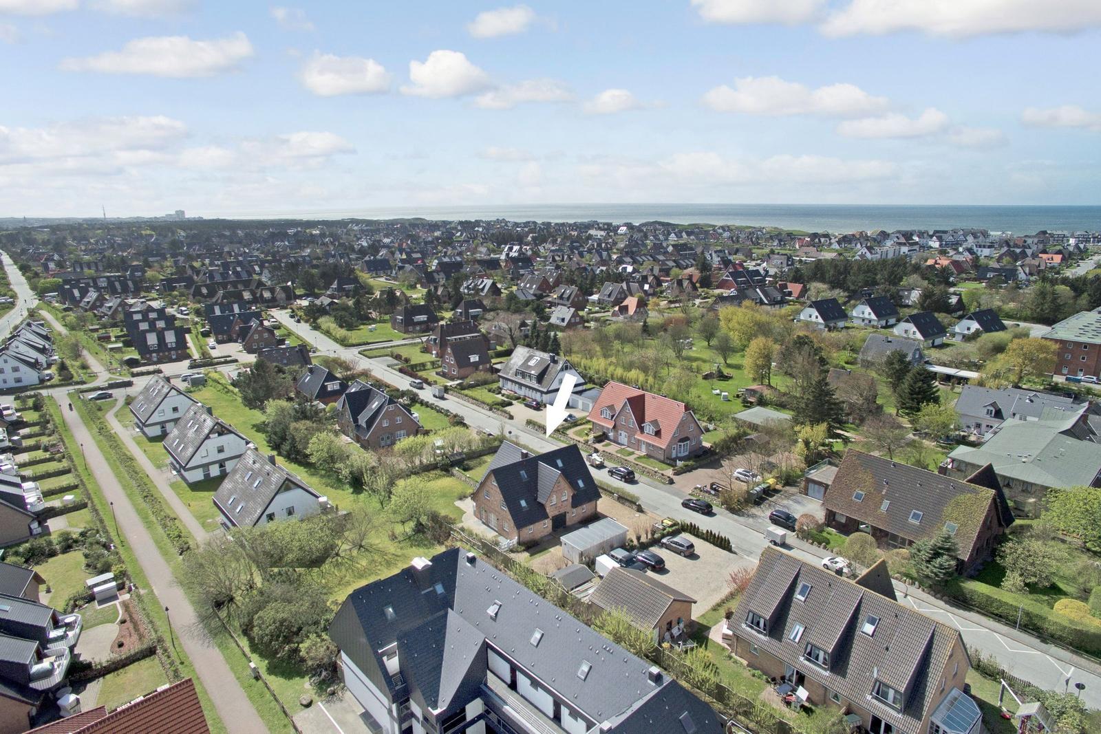 Luftbild von Wohnhäusern mit Blick aufs Meer