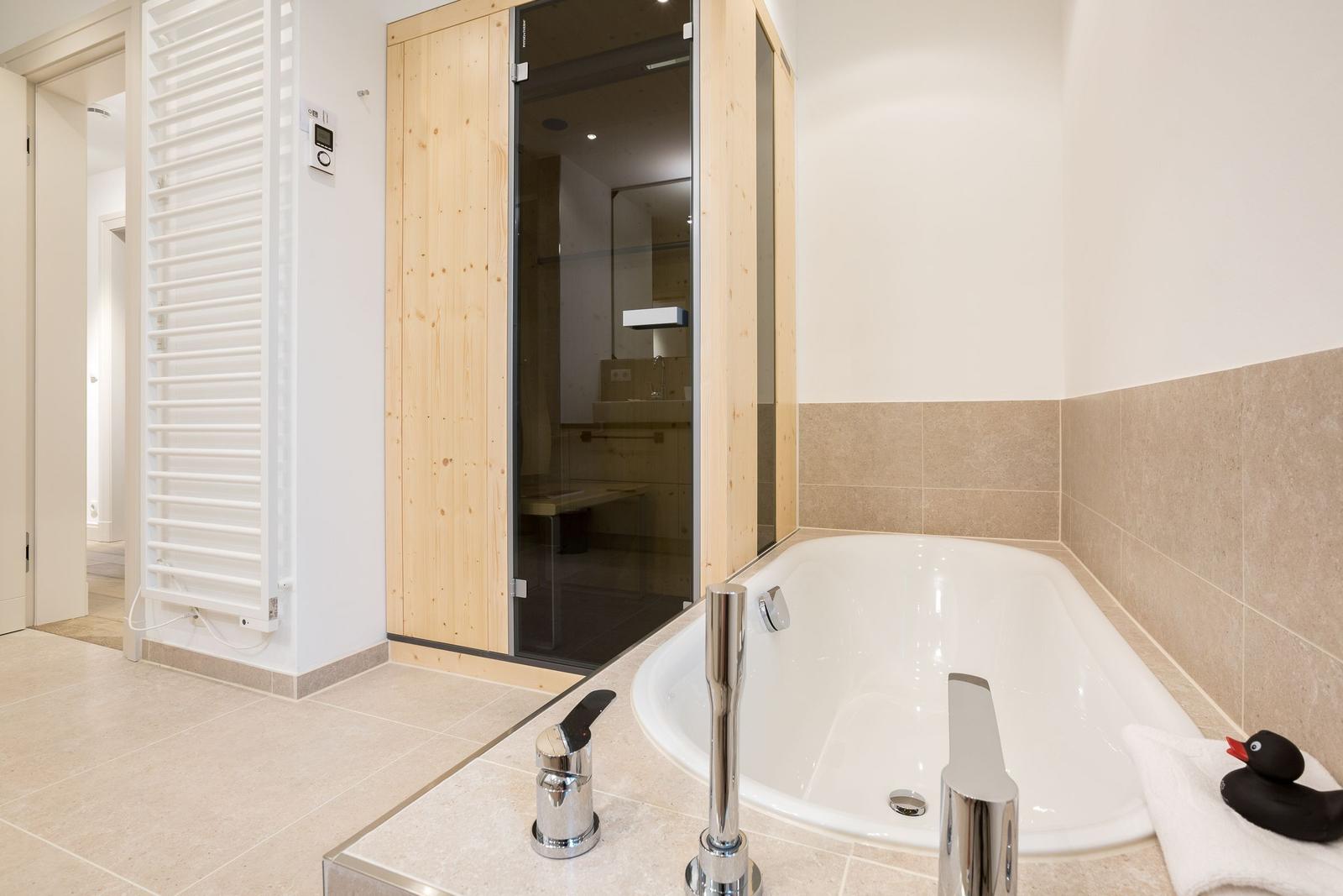 Bad mit Whirlpool, Sauna und Heizkörper