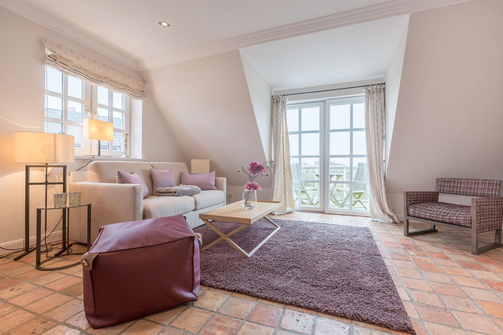 Wohnzimmer mit Sofa, Sitzbank und Terrassentür