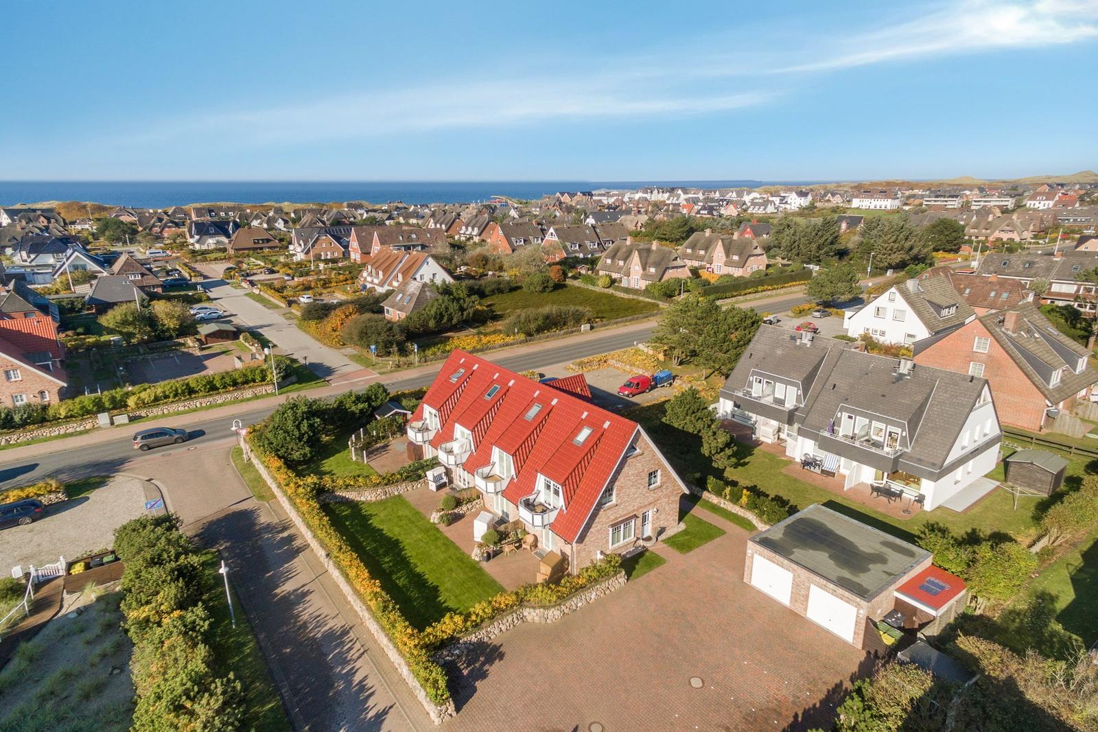 Haus mit rotem Dach, Garten und Blick aufs Meer.
