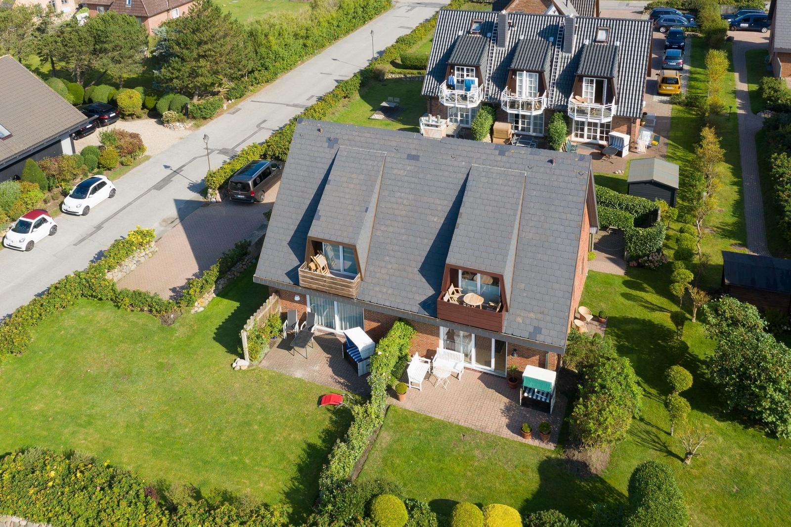 Haus mit Garten und Terrasse, Luftaufnahme
