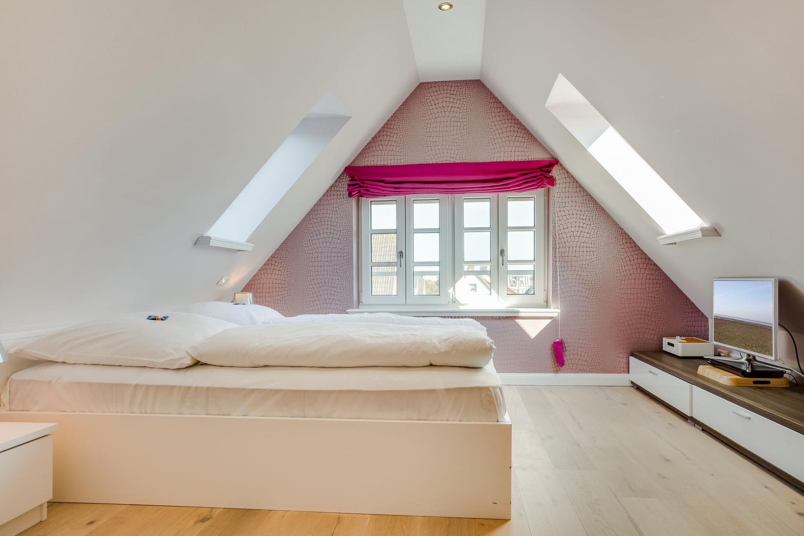 Schlafzimmer mit Dachschrägen, Fenster und Bett
