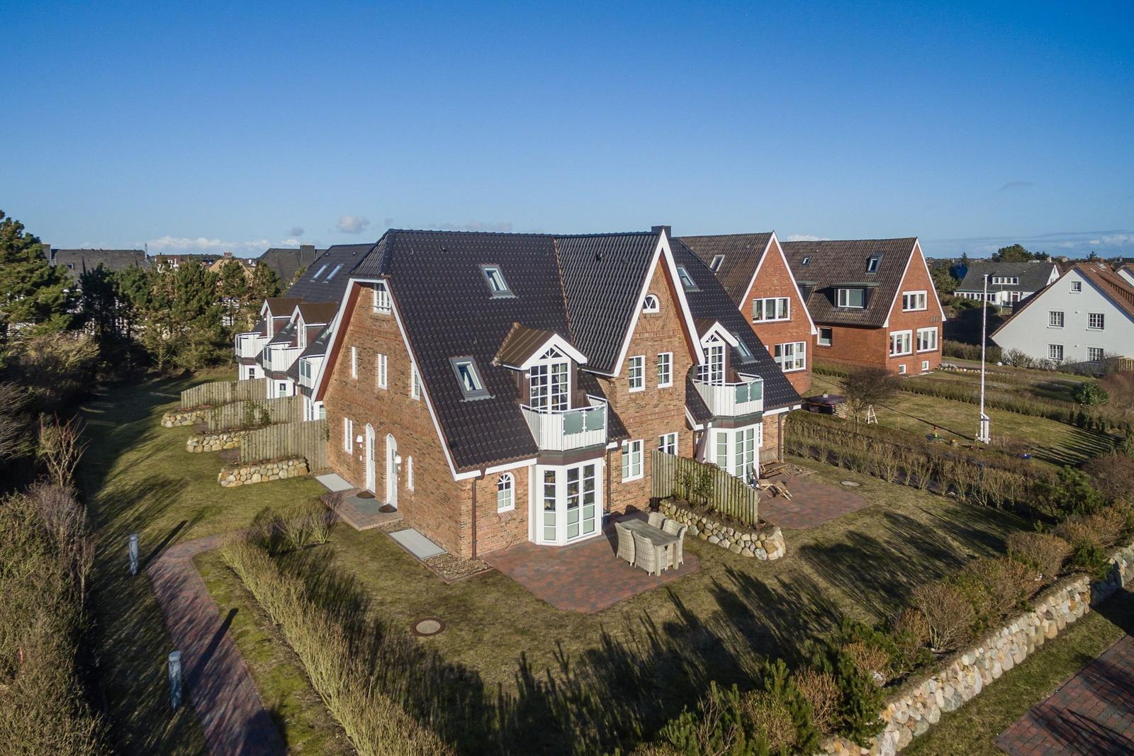 Haus mit Garten und Terrasse. Blick auf die Umgebung.